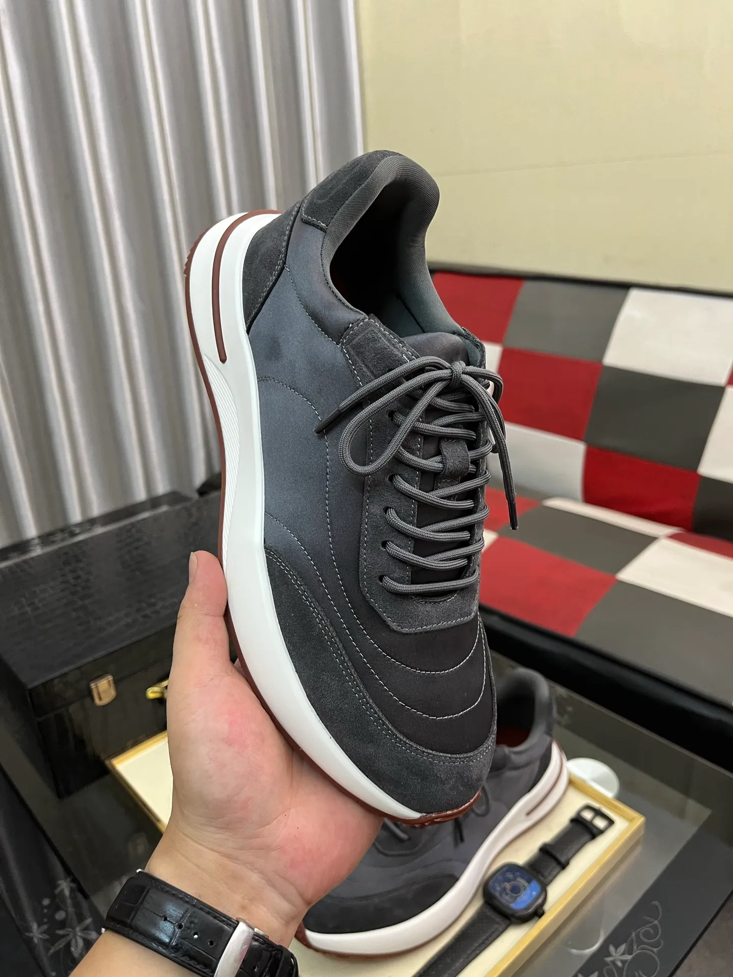 Men's shoes 💰458⌚️⌚️ Loro Pian* Loro Pian* casual shoes are made of cowhide frosted cowhide. Unique texture, simple and elegant, in line with Asian shoe lasts. Almond toe bar, apron style toe, drum-stitched upper. Same color stitching details. Slip-on style for easy on and off. Original color full cowhide lining. The insole is decorated with the 🈶️ brand logo. The original open-molded TPU raw rubber outsole. The soft rubber sole has super grip performance. Comfortable and casual style. You can create 🉑casual🉑formal urban style at will!  Code number: 38-44